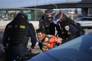 Arrestan a más de 20 personas tras primera noche de toque de queda por protestas en Los Ángeles