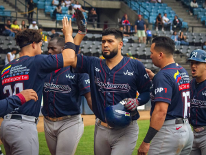 ¡Insólito! Dennis Ortega dio dos HRs en un mismo turno