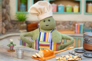 Este pequeño cocinero de peluche se ha convertido en el nuevo mejor amigo de internet tras su emotiva cancelación. Ahora hasta A24 y Florence Pugh quieren salvarlo