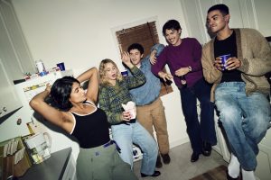 Adults (2025) Crítica - a la comedia de Disney plus le falta rematar su retrato de la generación de cristal