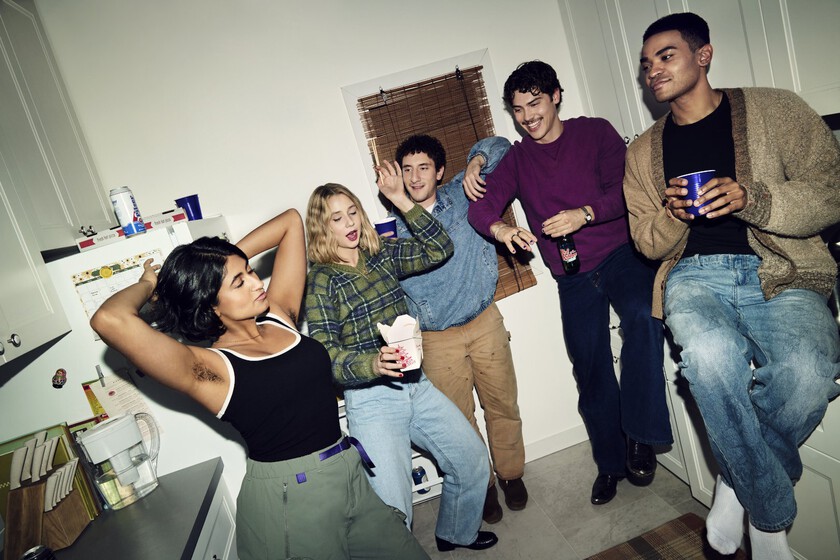 Adults (2025) Crítica - a la comedia de Disney plus le falta rematar su retrato de la generación de cristal