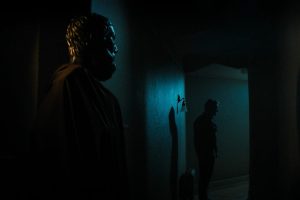 A24 nos intenta meter el miedo con la religión en una retorcida película de terror que triunfó en taquilla y ya se puede ver en streaming: ‘Heretic’