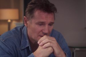 Seth McFarlane cree que Liam Neeson es el único actor vivo que podría hacer lo que hacía Leslie Nielsen. Su hilarante sketch en 'Life's Too Short' lo deja muy claro