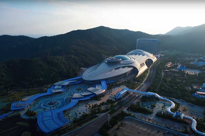 Tiene forma de nave espacial y un acuario gigante con orcas. China quiere apuntarse otro tanto con el parque temático interior más grande del mundo
