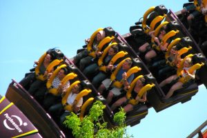 No poder meter comida de fuera en un parque de atracciones es un dolor de cabeza. Ahora una demanda a PortAventura, Warner e Isla Mágica lo tacha también de ilegal