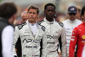 ‘F1’ es la película que mejor resume a Brad Pitt como estrella. La glorificación definitiva del actor que prefiere jugar en equipo