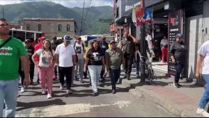 Alcaldía de Caracas atiende emergencia en Catia por explosión de una bombona