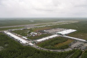 Gobernador de Florida anuncia inicio de vuelos de deportación desde "Alcatraz de los Caimanes"