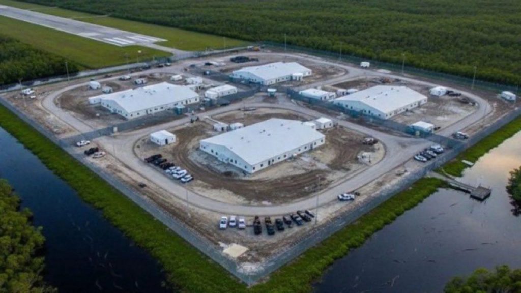 Trasladan a primeros migrantes a la cárcel de Alligator Alcatraz