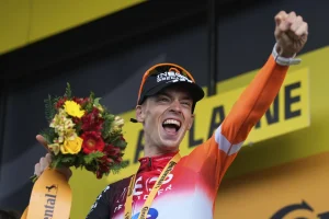 Arensman se lleva la 19na etapa del Tour de Francia y Pogačar se acerca al título