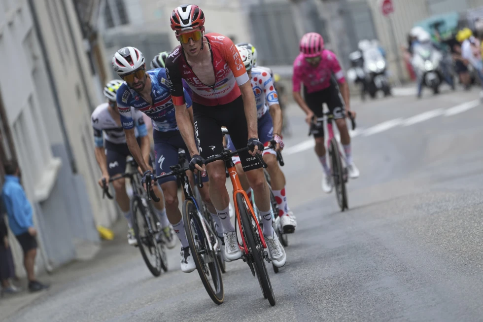 Arensman gana la etapa más dura del Tour de Francia tras un agotador esfuerzo en solitario