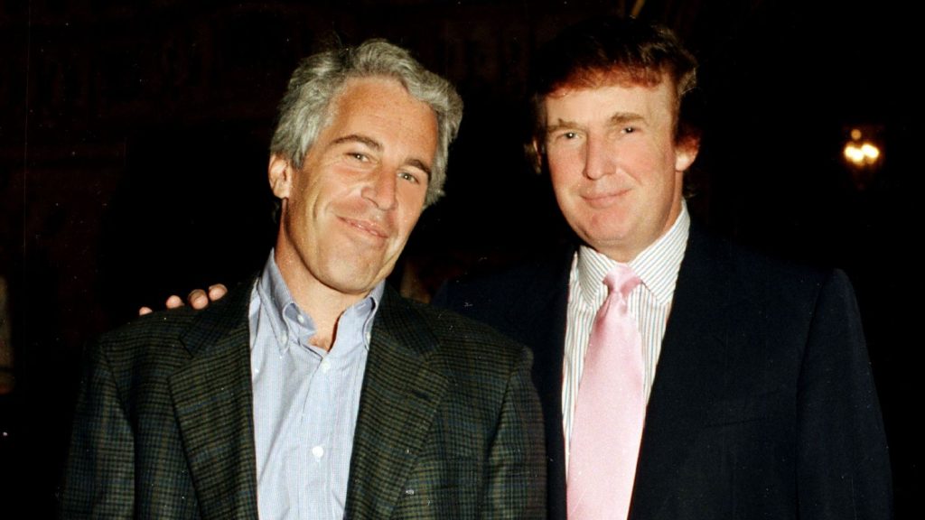 Aseguran que Trump está en los archivos de Epstein y él lo sabe