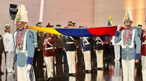 Izada de bandera en el Panteón Nacional da inicio a celebración del 5 de julio
