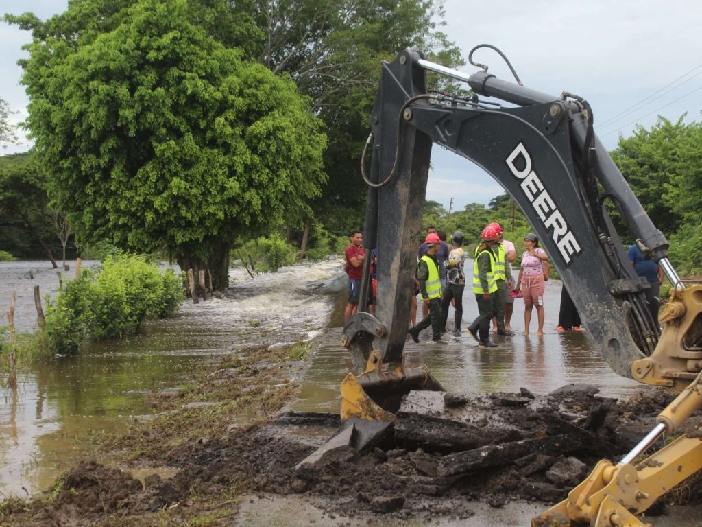 Barinas: Avanzan trabajos para bajar aguas desbordadas en comunidades de Sosa 