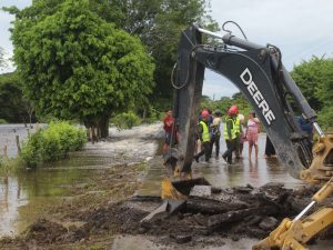 Barinas: Avanzan trabajos para bajar aguas desbordadas en comunidades de Sosa 