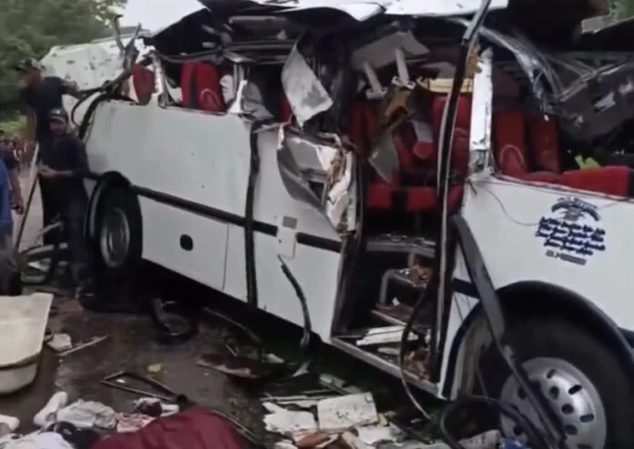 Al menos cuatro muertos tras caer un árbol sobre autobús en Barinas