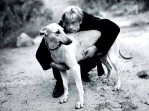 Brad Pitt recuerda con cariño a Blanco, un perro que adoptó en Argentina