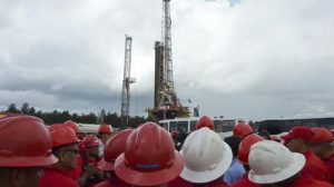 El petróleo se mantiene estable mientras inversores sopesan el optimismo comercial frente a un posible aumento de suministro venezolano