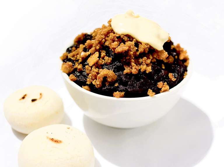 Caraotas refritas con tope  de chicharrón