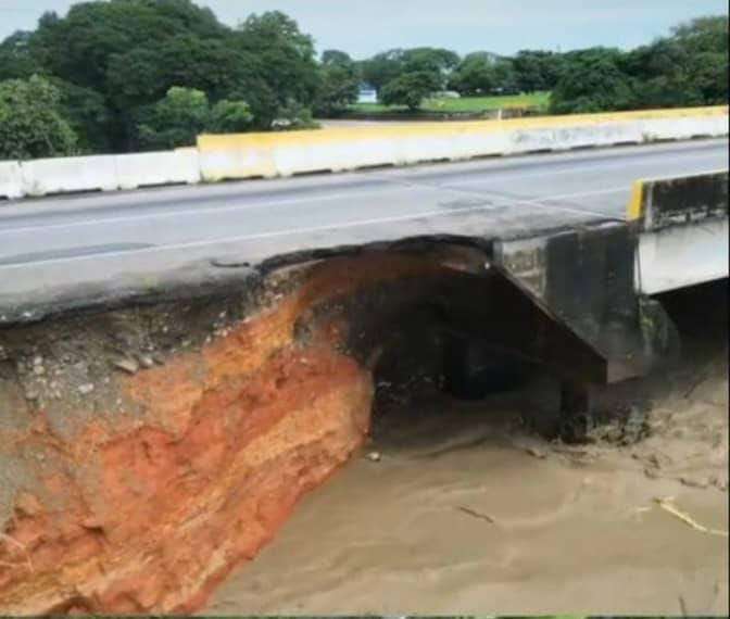 Cierran la autopista José Antonio Páez por socavamiento del puente