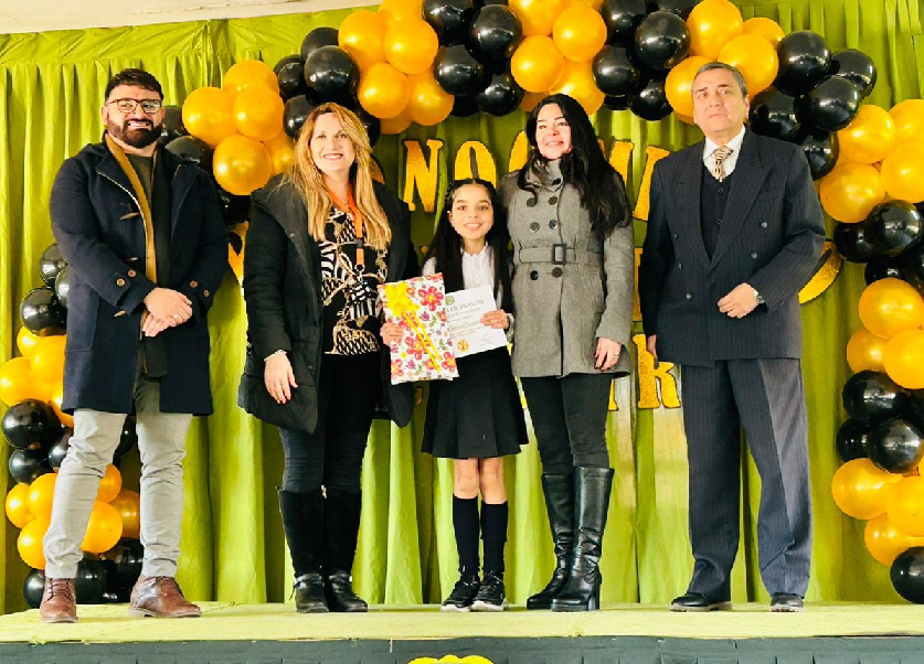 Niña venezolana recibe reconocimiento por ser el mejor promedio de todo su colegio en Chile