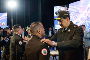 Combate a las bandas y los mercenarios