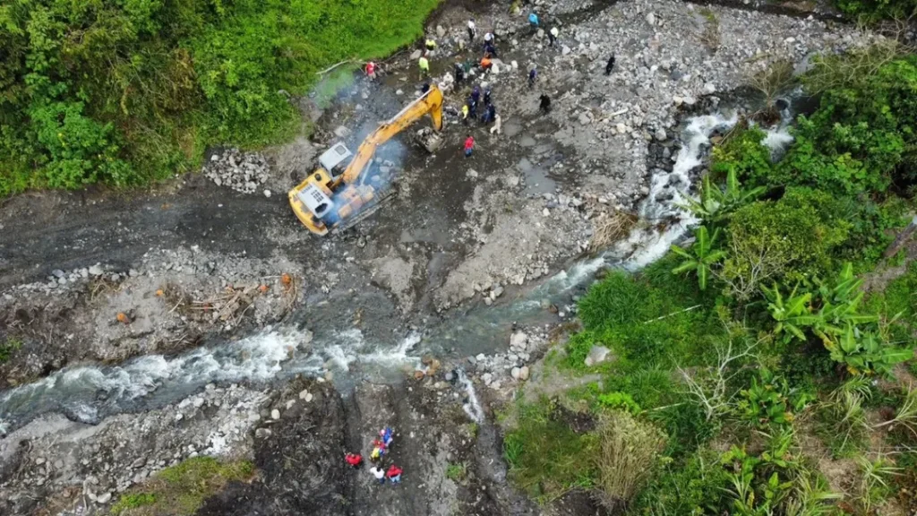 Con maquinaria habilitan paso provisional en Boconó