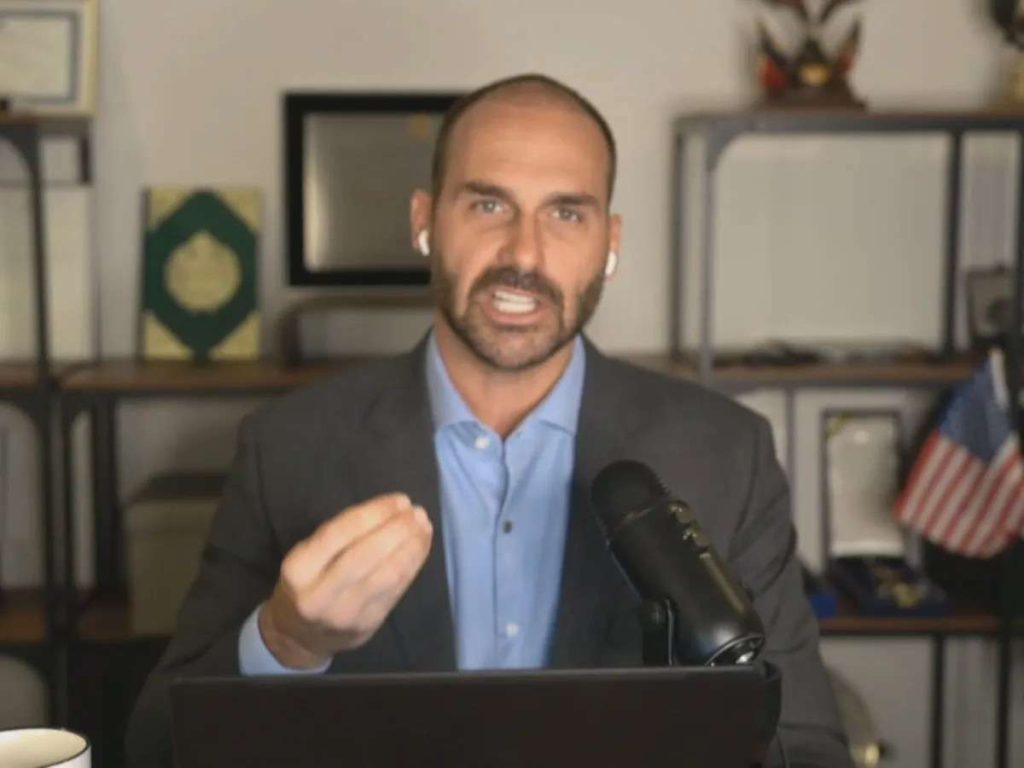 Congelan cuentas bancarias del hijo de Bolsonaro