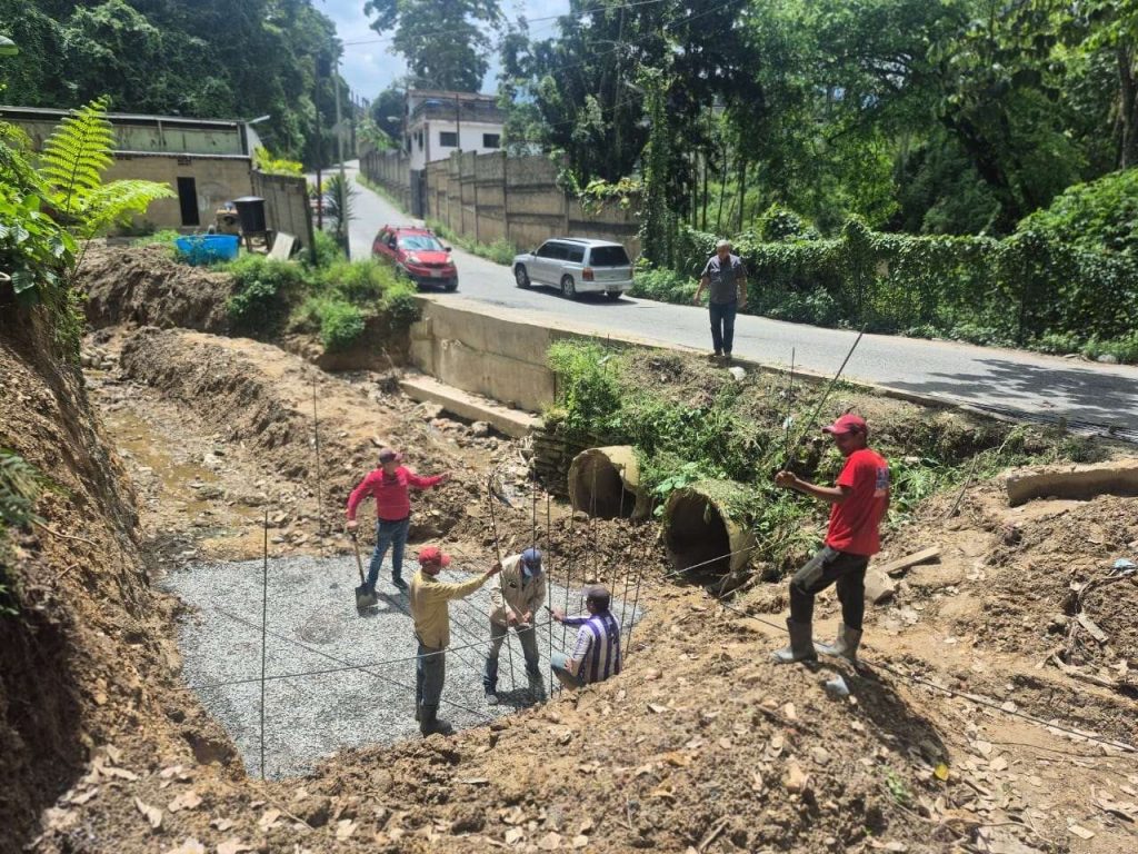 Construyen embaulado y muro en Parque Caiza