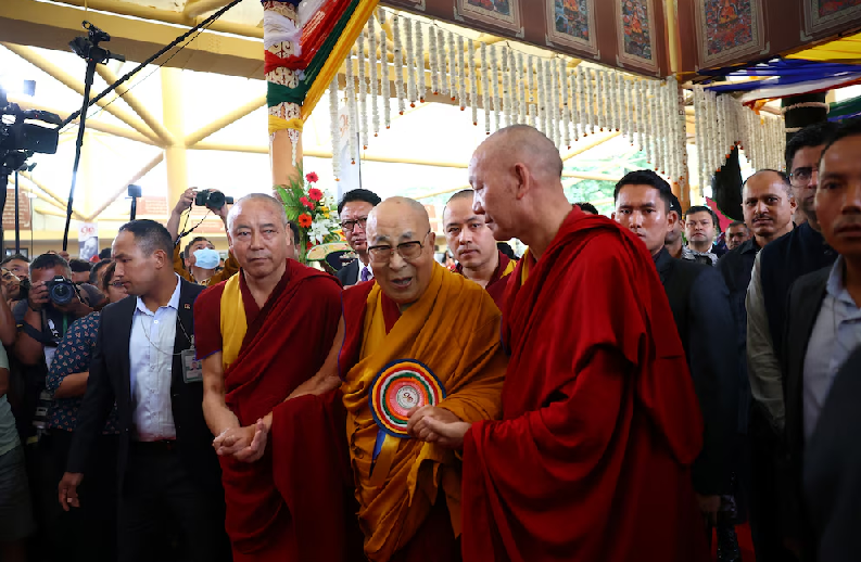 El Dalai Lama celebró su 90° cumpleaños con una ceremonia multitudinaria en su residencia del norte de India