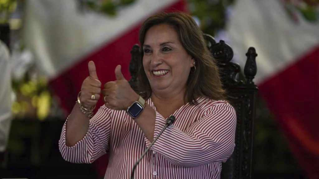 Dina Boluarte se sube el sueldo en 122% en medio de crisis de popularidad