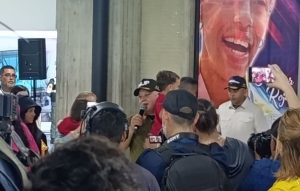 Diosdado Cabello recibió nuevo grupo de deportados desde EEUU incluidos siete niños