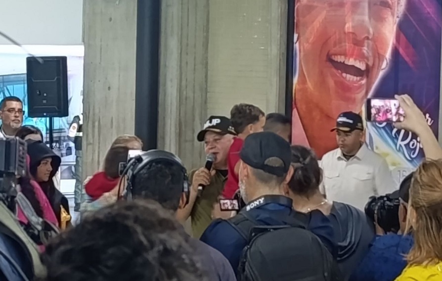 Diosdado Cabello recibió nuevo grupo de deportados desde EEUU incluidos siete niños