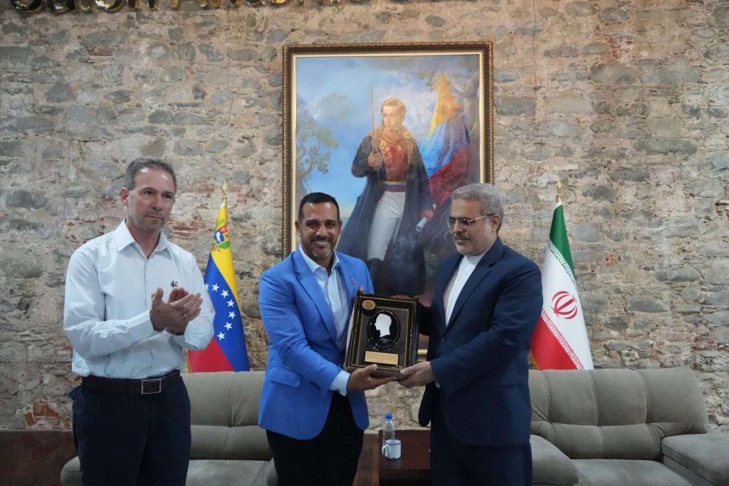 Embajador de Irán visitó obras de la fabrica de fibra óptica en La Guaira