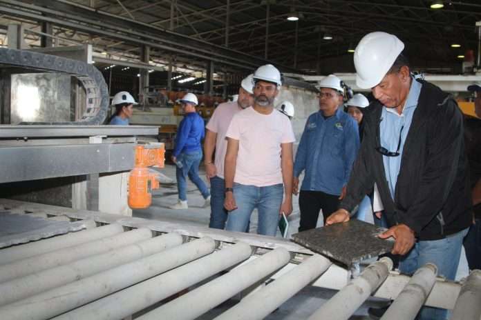Empresarios hindúes visitaron las instalaciones de Granitos Bolívar