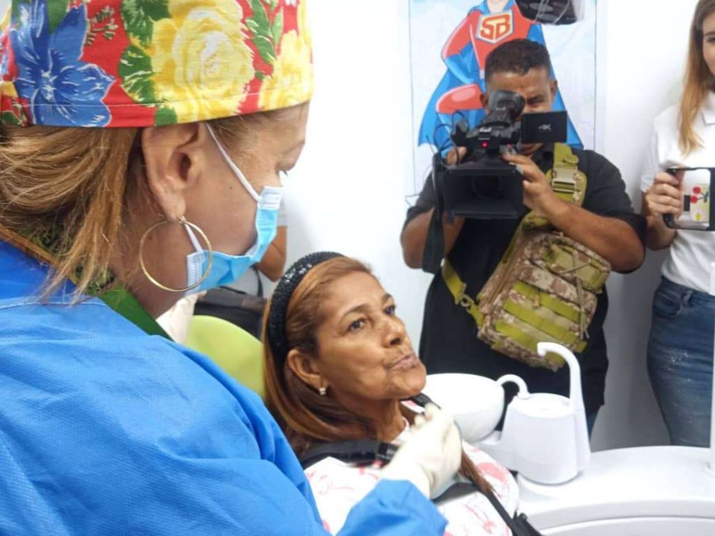 Entregan 60 prótesis dentales gratuitas en La Guaira