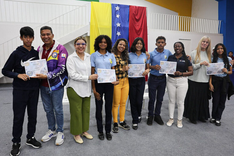Entregan reconocimientos a participantes de olimpiadas de astronomía y robótica