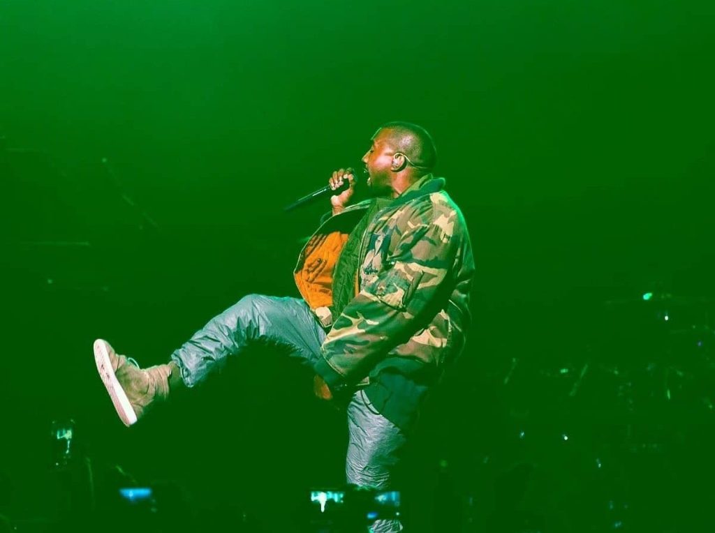 Exasistente de Kanye West acusa al rapero de agresión