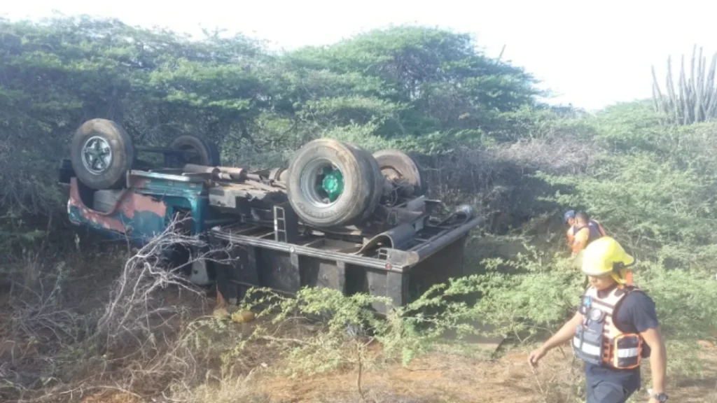 Choque entre camiones deja un muerto y cinco heridos