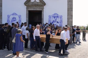 Jugadores de Liverpool y Portugal acompañan a familia de Diogo Jota y su hermano en funeral de ambos