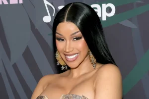 Cardi B enfrenta demanda por lanzar micrófono a fan durante concierto en Las Vegas