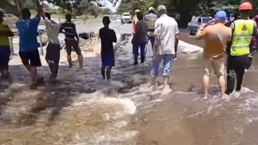 Habilitaron paso entre Guárico y Apure tras colapso de carretera por crecida del río Portuguesa