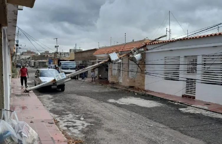 Torrencial aguacero y vientos huracanados hacen estragos en Maracaibo