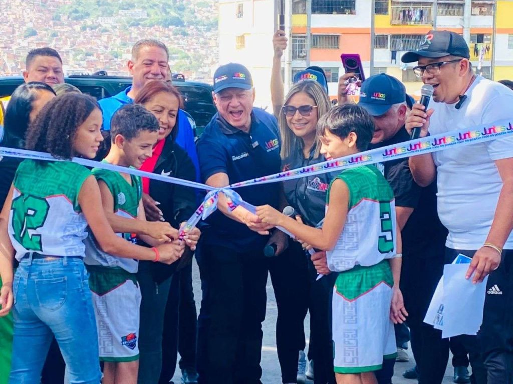 Inauguran casa de los abuelos, parque y canchas en el 23 de Enero