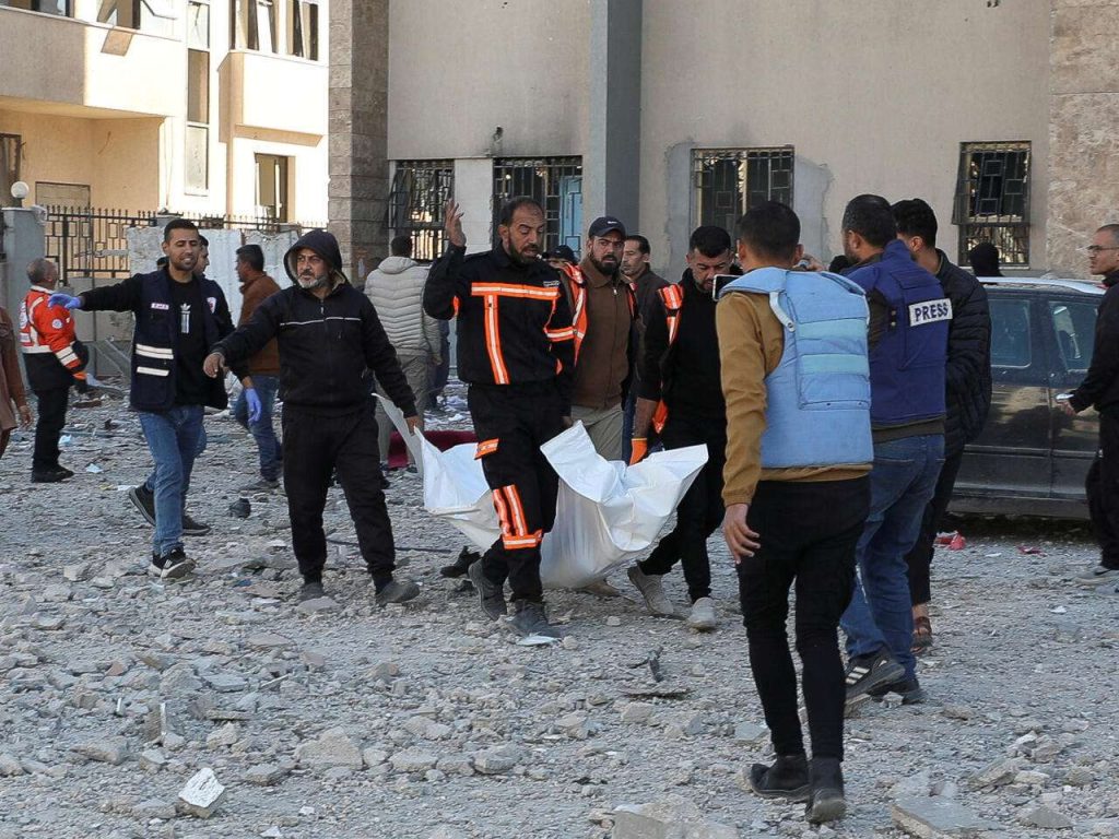 Israel bombardea y mata 9 palestinos en ataque a hospital