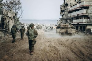 Israel mata 80 palestinos antes de reanudar negociaciones con Hamás
