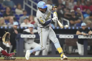 Jackson Chourio con doblete decisivo ante Miami y Cerveceros han ganado 10 de sus últimos 14 juegos
