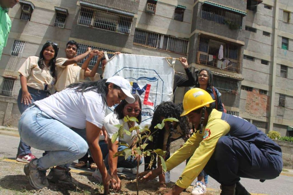 Jóvenes de Guarenas lideraron jornada de reforestación