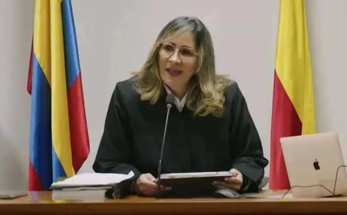Refuerzan la seguridad de la jueza responsable del fallo contra Uribe Vélez