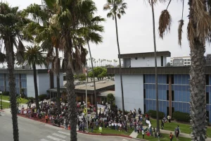 Jueza ordena a Trump dejar de hacer arrestos indiscriminados en California